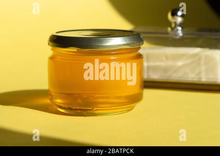 Ghee oder geklärte Butter im Mixbecher. Gesunde Ernährung und Verwendung von frisch zubereiteten Produkten aus biologischem Anbau. Gesunde Zutat zum Kochen organischer Speisen. Stockfoto