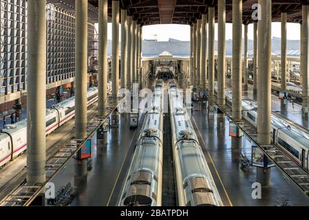 Madrid, Spanien - 13. Februar 2020: Fahren von Passagieren und Zügen in Atocha, dem Hauptbahnhof in Madrid, Spanien Stockfoto