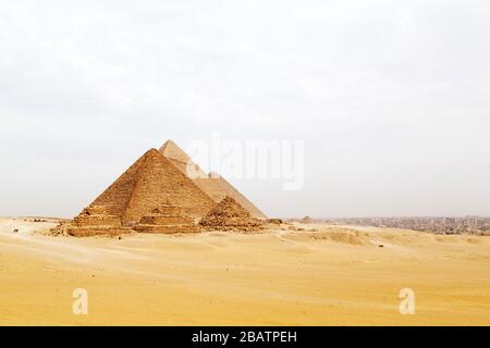 Pyramiden auf dem Giza-Plateau in Kairo, Ägypten. Die alten Strukturen bilden einen Teil der Memphis und ihrer Necropolis - die Pyramidenfelder von Gizeh bis Dah Stockfoto