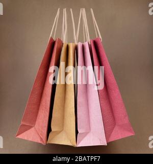 Bunte Einkaufstasche aus Papier in pastellrosa Farben. Konzeption Verkauf. Stockfoto