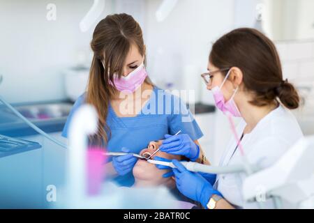Frau, die Zähne beim Zahnarzt geprüft Stockfoto