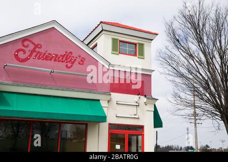 Der verblasste Umriss eines Logos außerhalb eines geschlossenen und verlassenen freundlichen Restaurantstandorts in Westminster, Maryland am 26. März 2020. Stockfoto