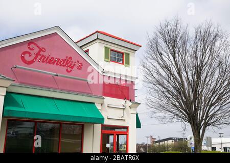 Der verblasste Umriss eines Logos außerhalb eines geschlossenen und verlassenen freundlichen Restaurantstandorts in Westminster, Maryland am 26. März 2020. Stockfoto