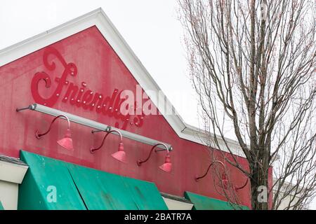 Der verblasste Umriss eines Logos außerhalb eines geschlossenen und verlassenen freundlichen Restaurantstandorts in Westminster, Maryland am 26. März 2020. Stockfoto