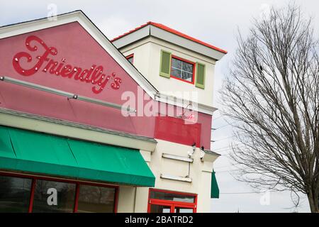 Der verblasste Umriss eines Logos außerhalb eines geschlossenen und verlassenen freundlichen Restaurantstandorts in Westminster, Maryland am 26. März 2020. Stockfoto