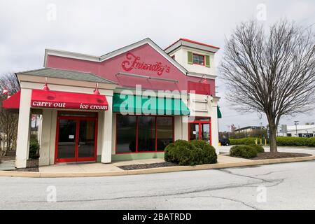 Der verblasste Umriss eines Logos außerhalb eines geschlossenen und verlassenen freundlichen Restaurantstandorts in Westminster, Maryland am 26. März 2020. Stockfoto