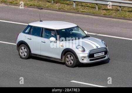 2014 Silber Mini Cooper mit Motorhaubenstreifen; Fahrzeugverkehr, fahrende Fahrzeuge, Fahrzeugfahren, Straßen, Motoren, Autofahren auf der Autobahn M6 Stockfoto