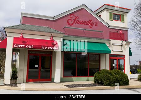 Der verblasste Umriss eines Logos außerhalb eines geschlossenen und verlassenen freundlichen Restaurantstandorts in Westminster, Maryland am 26. März 2020. Stockfoto