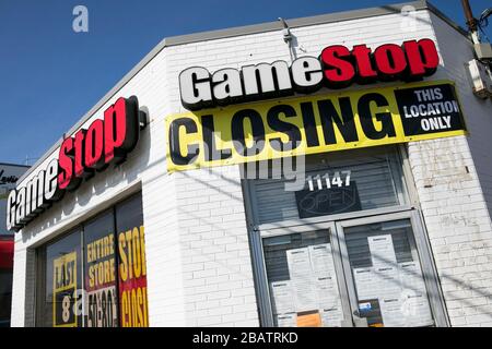 "Tore schließen"-Schilder außerhalb eines GameStop Einzelhandelsstandorts in Wheaton, Maryland am 26. März 2020. Stockfoto