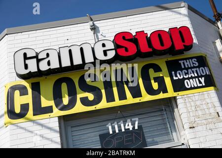 "Tore schließen"-Schilder außerhalb eines GameStop Einzelhandelsstandorts in Wheaton, Maryland am 26. März 2020. Stockfoto