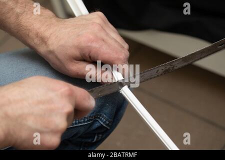 Jeder Elektriker, selbst wenn er viel Erfahrung hat, ist für Stromschläge mit einer Eckenverdrahtung verbunden, also immer auf dem Hut. Stockfoto