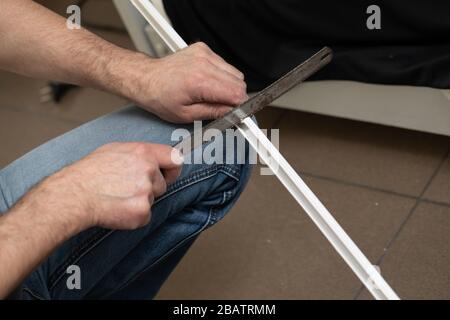 Jeder Elektriker, selbst wenn er viel Erfahrung hat, ist für Stromschläge mit einer Eckenverdrahtung verbunden, also immer auf dem Hut. Stockfoto