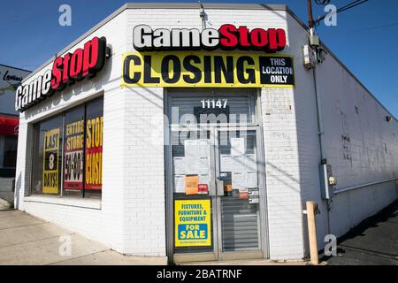 "Tore schließen"-Schilder außerhalb eines GameStop Einzelhandelsstandorts in Wheaton, Maryland am 26. März 2020. Stockfoto