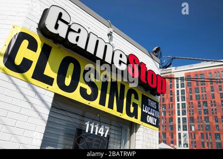 "Tore schließen"-Schilder außerhalb eines GameStop Einzelhandelsstandorts in Wheaton, Maryland am 26. März 2020. Stockfoto