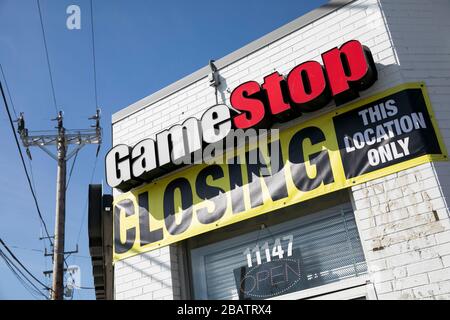 "Tore schließen"-Schilder außerhalb eines GameStop Einzelhandelsstandorts in Wheaton, Maryland am 26. März 2020. Stockfoto