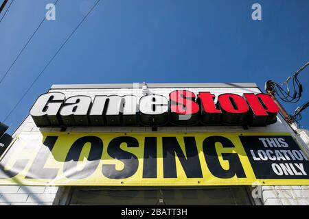 "Tore schließen"-Schilder außerhalb eines GameStop Einzelhandelsstandorts in Wheaton, Maryland am 26. März 2020. Stockfoto