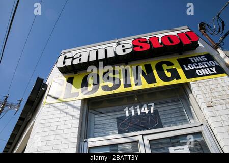 "Tore schließen"-Schilder außerhalb eines GameStop Einzelhandelsstandorts in Wheaton, Maryland am 26. März 2020. Stockfoto