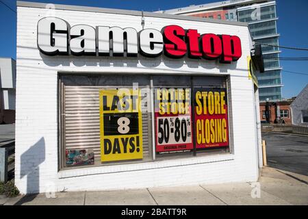 "Tore schließen"-Schilder außerhalb eines GameStop Einzelhandelsstandorts in Wheaton, Maryland am 26. März 2020. Stockfoto