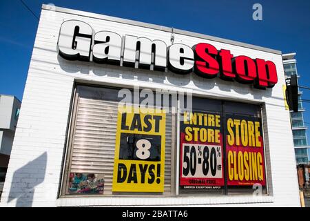 "Tore schließen"-Schilder außerhalb eines GameStop Einzelhandelsstandorts in Wheaton, Maryland am 26. März 2020. Stockfoto