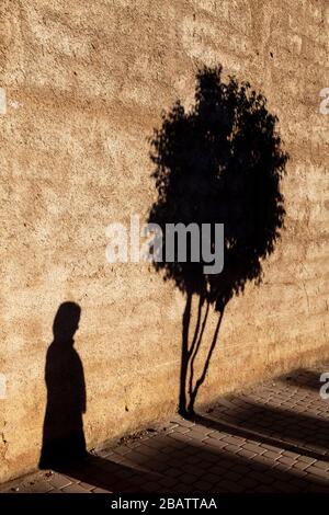 Fes, Marokko: Der Schatten einer Frau an den Stadtmauern Stockfoto