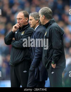 Manchester City Trainer David Platt (links), Manager Roberto Mancini (Mitte) und Assistenzmanager Brian Kidd (rechts) Stockfoto