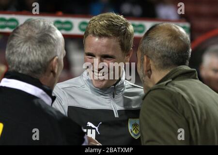 Burnley-Manager Eddie Howe (Mitte) lachen vor Spielbeginn mit Swindon Town Manager Paolo Di Canio (rechts) Stockfoto