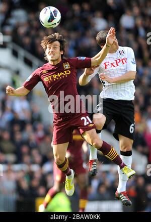 Fulhams Chris Baird und David Silva von Manchester City kämpfen um den Ball Stockfoto