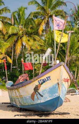 Bemaltes Fischerboot aus Holz am Sandstrand in Goa, Indien Stockfoto