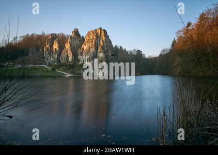 Am Morgen steigt die Externsteine bei Detmold, die Sonne Stockfoto