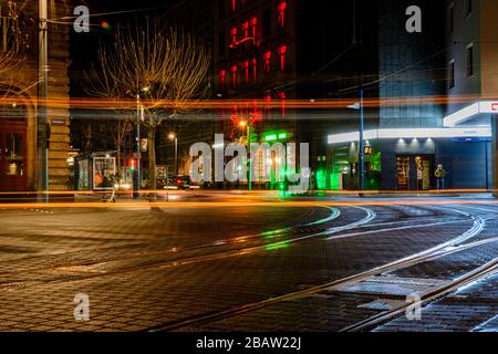 Mainz - 28. Januar 2020: Nachtstraßen in der Nähe des Hauptbahnhofs in Mainz. Stockfoto