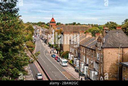 London/Großbritannien - 16. September 2018: Blick auf die Archway Road, in Highgate, von oben. Die Kirche des heiligen Augustinus Highgate ist im Backgrou kaum zu sehen Stockfoto