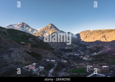 Sonnenaufgang Sonnenuntergang Blick in Richtung hohe Atlas-Gebirge in Imlil. Gebirge in Zentral-Marokko, Nordafrika. Schöne Naturlandschaft mit blauem Himmel Stockfoto