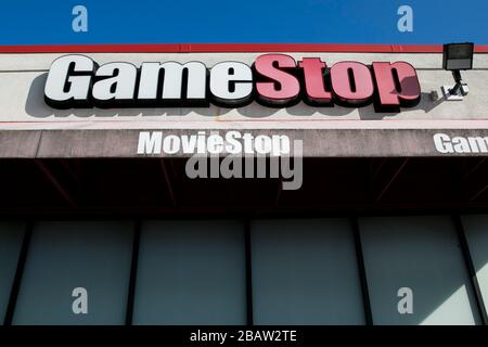 Ein Logo außerhalb eines GameStop Einzelhandelsstandorts in Towson, Maryland am 26. März 2020. Stockfoto