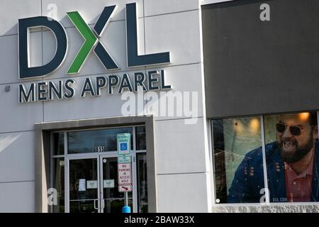 Ein Logo-Schild außerhalb eines Zielorts für XL-Einzelhandelsgeschäfte (DXL) in Towson, Maryland am 26. März 2020. Stockfoto