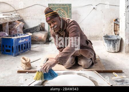 Ein Töpfer stellt Keramiktöpfe in der Kunst-Naji-Töpferfabrik, Fes, Marokko her Stockfoto