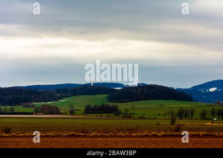 Windmühlen auf Bergfeldern an der Grenze von Deutschland und Polen Stockfoto