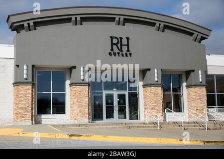 Ein Logo außerhalb eines RH-Verkaufsstandorts (Restoration Hardware) in Lutherville-Timonium, Maryland am 26. März 2020. Stockfoto