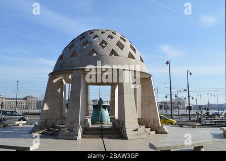 BUDAPEST, UNGARN - 9. FEBRUAR 2020: Das Thermalwasser aus Gellert Hill wurde vor dem Hotel Gellert gesammelt, um die berühmten Thermalbäder zu füttern. Stockfoto
