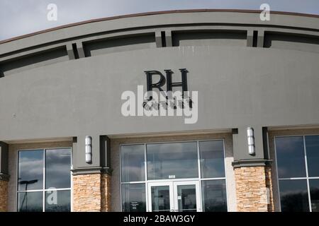 Ein Logo außerhalb eines RH-Verkaufsstandorts (Restoration Hardware) in Lutherville-Timonium, Maryland am 26. März 2020. Stockfoto