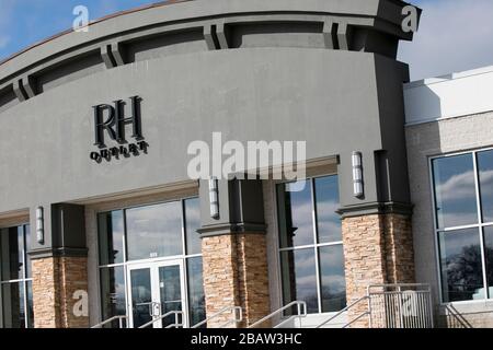 Ein Logo außerhalb eines RH-Verkaufsstandorts (Restoration Hardware) in Lutherville-Timonium, Maryland am 26. März 2020. Stockfoto