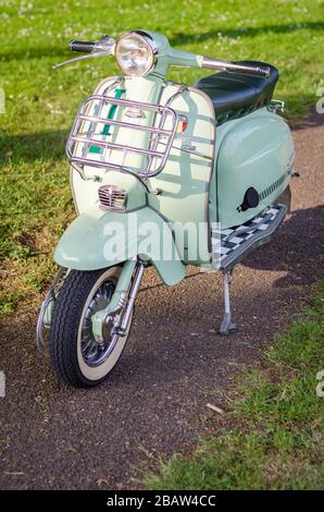 1963 restauriertes Pfefferminzgrün Lambretta 150sli Innocentis Stockfoto