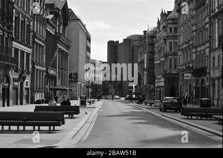 Derby Park in Bootle Liverpool ist fast verlassen und der Spielbereich der Kinder geschlossen. Die Leute halten sich wegen COVID-19 im Supermarkt auf Distanz. Stockfoto