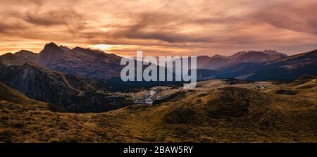 Abenddämmerung Herbst Alpine Bergwelt, Trient, Italien. Blick vom See oder Laghetto Baita Segantini. Malerisches Reisen, saisonal, n Stockfoto