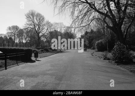 Derby Park in Bootle Liverpool ist fast verlassen und der Spielbereich der Kinder geschlossen. Die Leute halten sich wegen COVID-19 im Supermarkt auf Distanz. Stockfoto