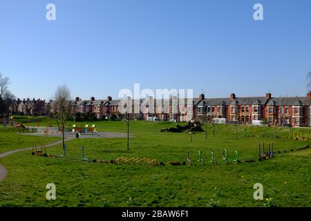 Derby Park in Bootle Liverpool ist fast verlassen und der Spielbereich der Kinder geschlossen. Die Leute halten sich wegen COVID-19 im Supermarkt auf Distanz. Stockfoto