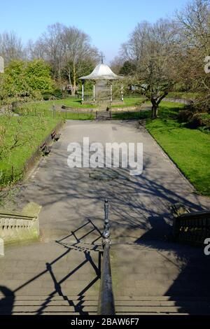 Derby Park in Bootle Liverpool ist fast verlassen und der Spielbereich der Kinder geschlossen. Die Leute halten sich wegen COVID-19 im Supermarkt auf Distanz. Stockfoto