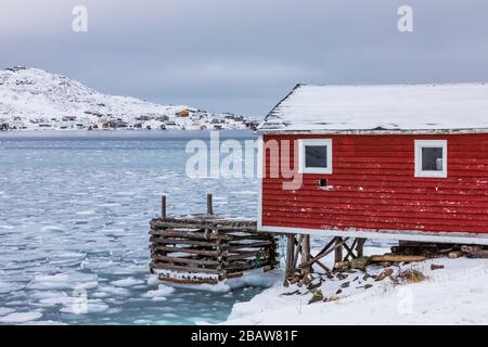 Blick über eine Etappe auf Seal Cove über Pfannkucheneis zum Dorf Fogo im Winter, mit Pfannkucheneis, auf Fogo Island, Neufundland, Kanada [N Stockfoto