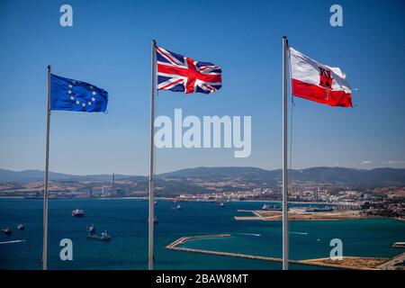 Flaggen der EU, des Vereinigten Königreichs und von Gibraltar fliegen Stockfoto