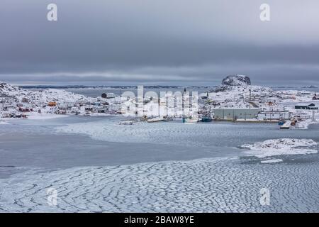 Blick über Seal Cove mit Winterpfannkucheneis zum Dorf Fogo, auf Fogo Island, Neufundland, Kanada Stockfoto