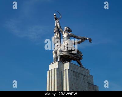 Arbeiter- und Kolkhoz-Frau-Skulptur im All Russia Exhibition Centre in Moskau Stockfoto